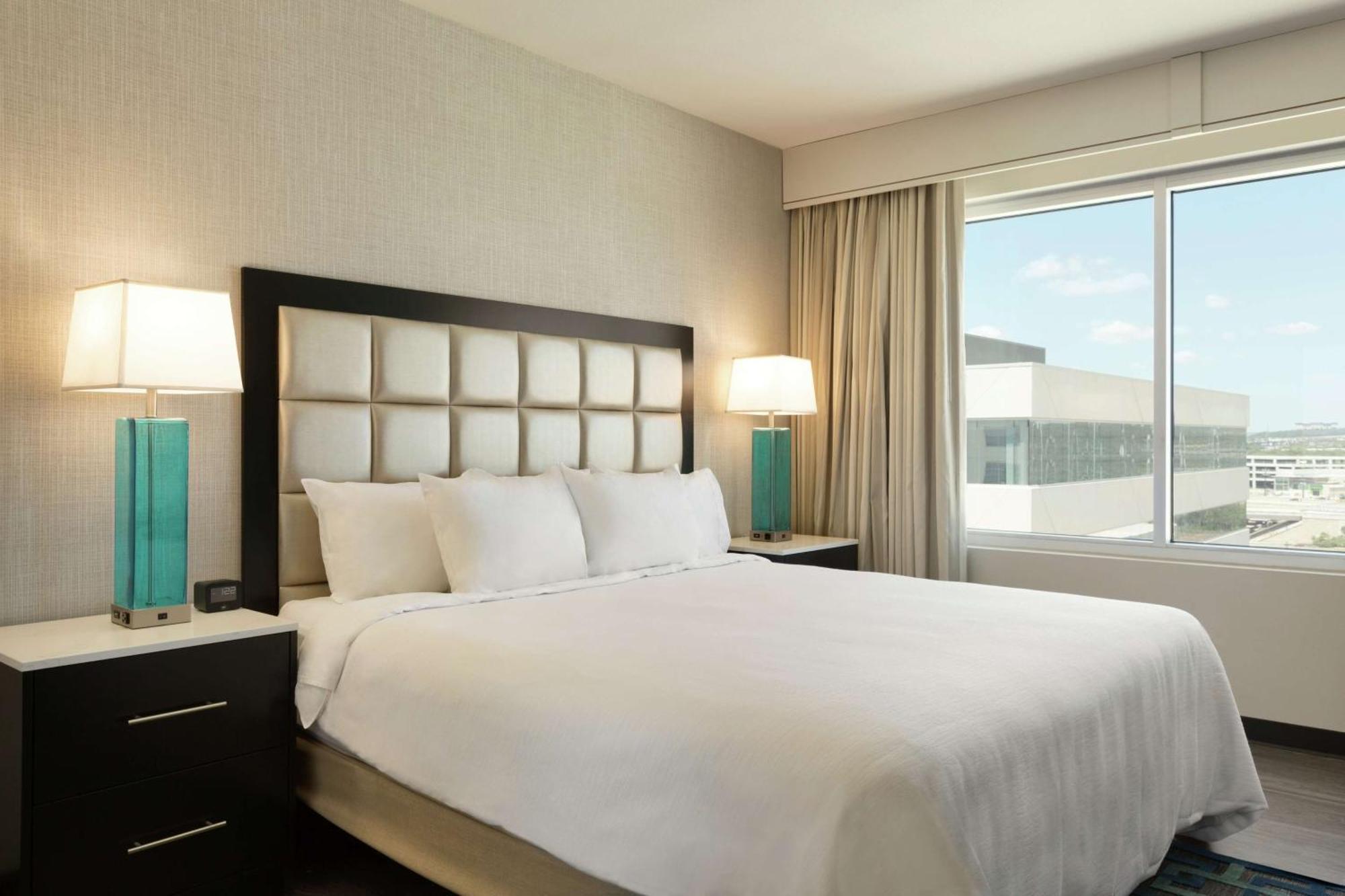 Embassy Suites By Hilton San Antonio Landmark Экстерьер фото