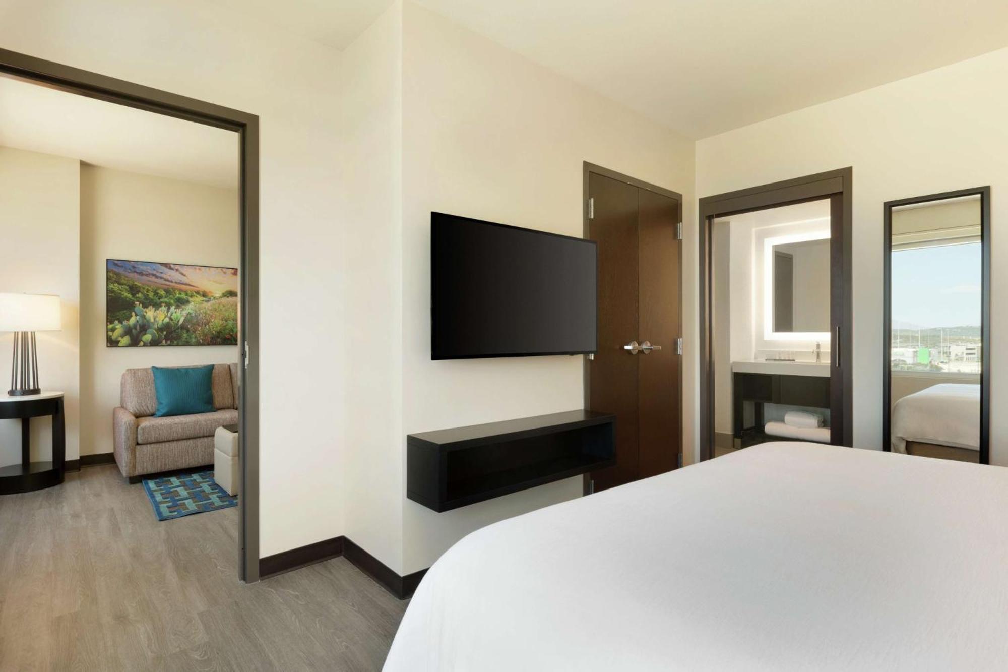 Embassy Suites By Hilton San Antonio Landmark Экстерьер фото