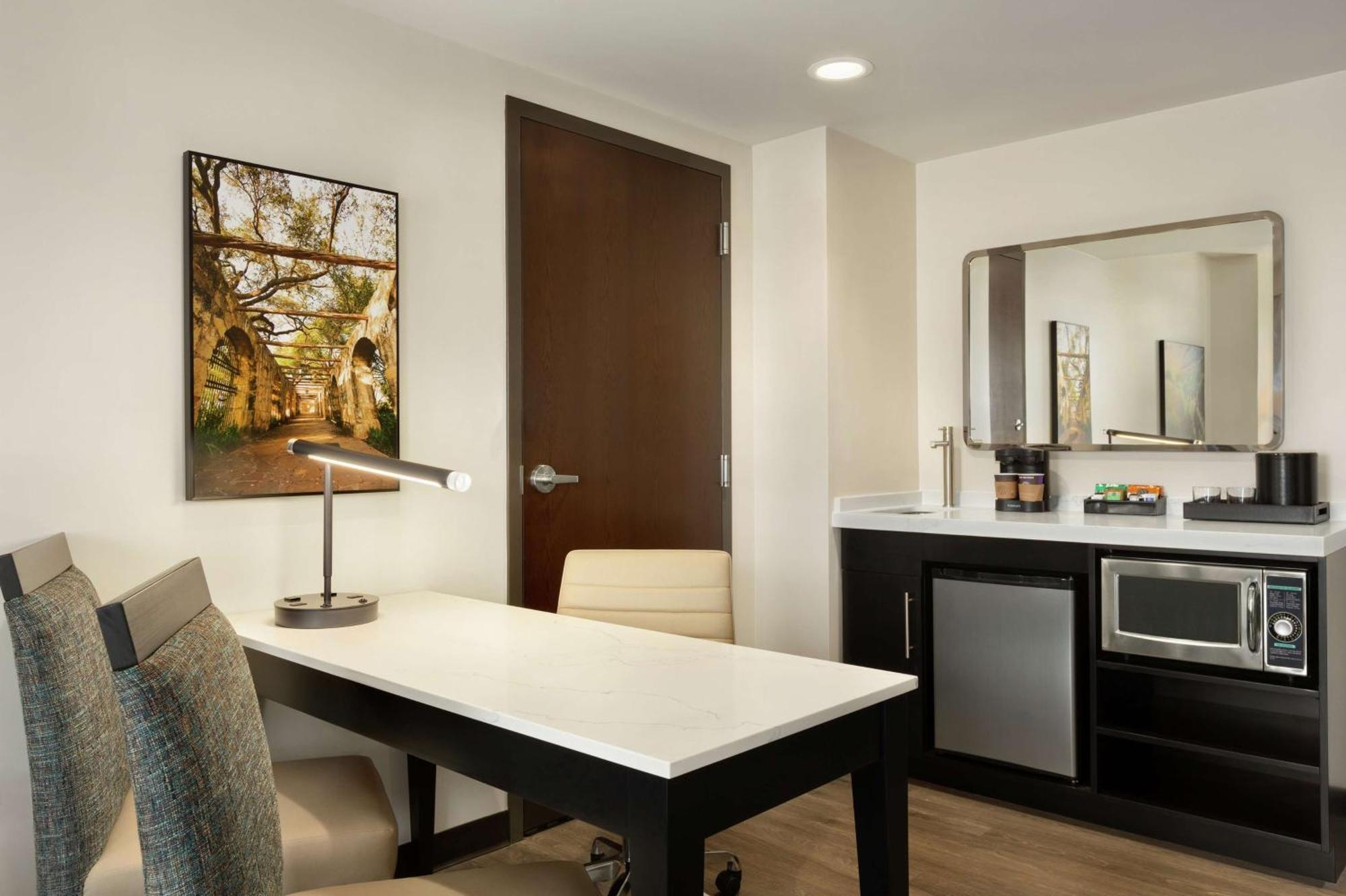 Embassy Suites By Hilton San Antonio Landmark Экстерьер фото
