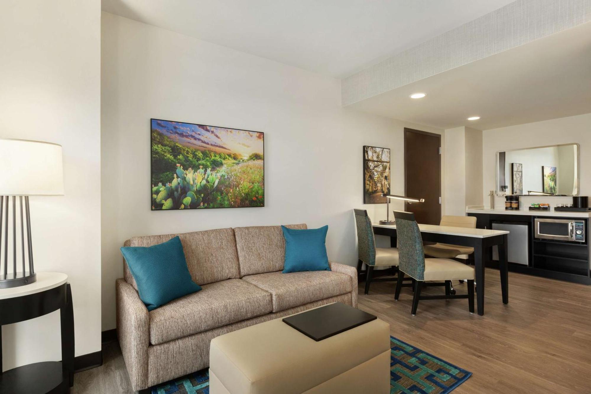 Embassy Suites By Hilton San Antonio Landmark Экстерьер фото